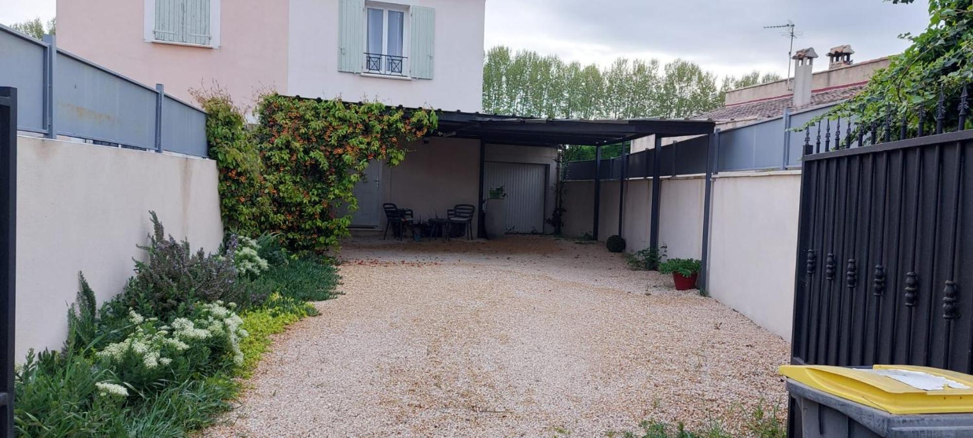 Maison Entiere Redessan Luaran gambar